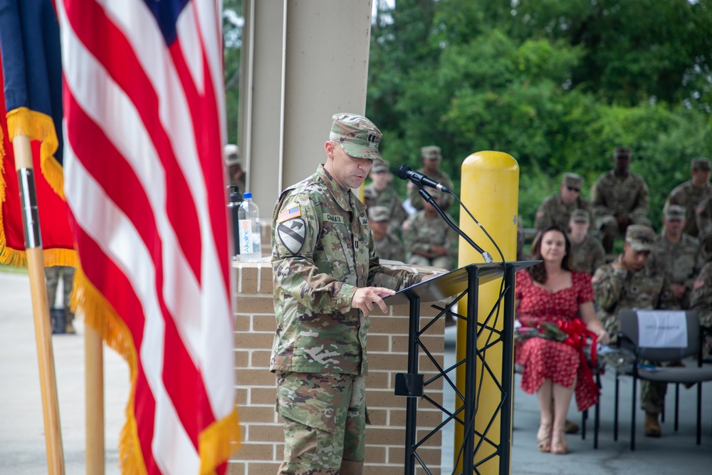 The 414th Signal Company changes command