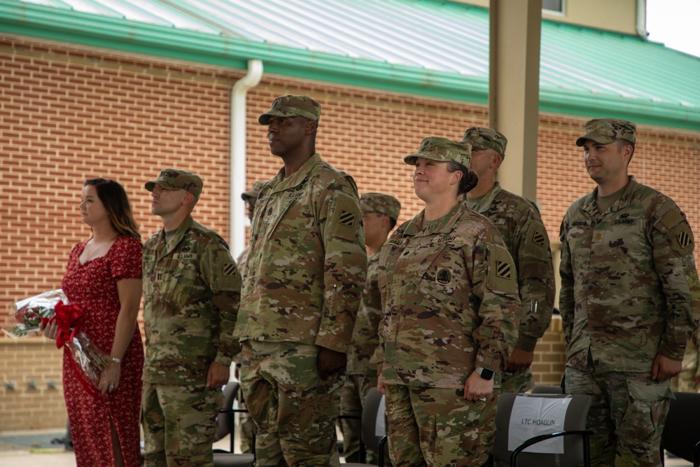 The 414th Signal Company changes command