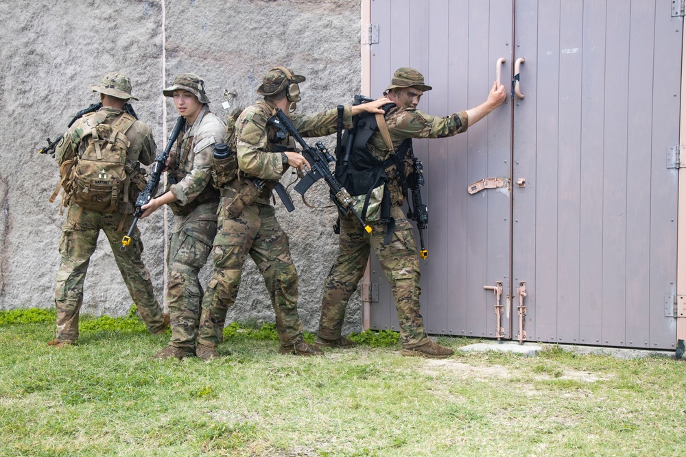 U.S. Soldiers Conduct Beach Insertion Training at MCBH