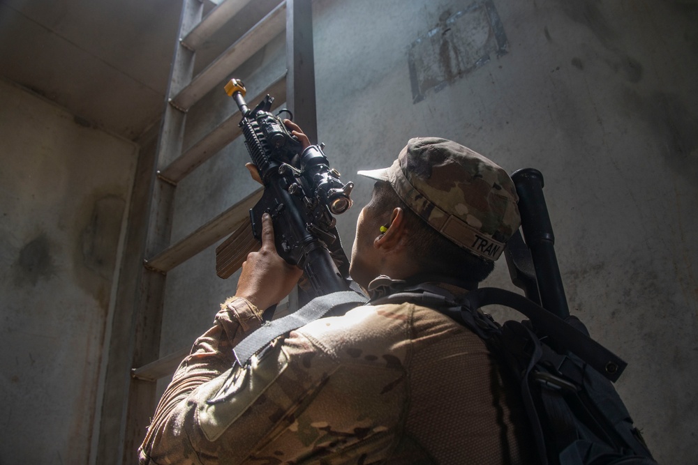 U.S. Soldiers Conduct Beach Insertion Training at MCBH