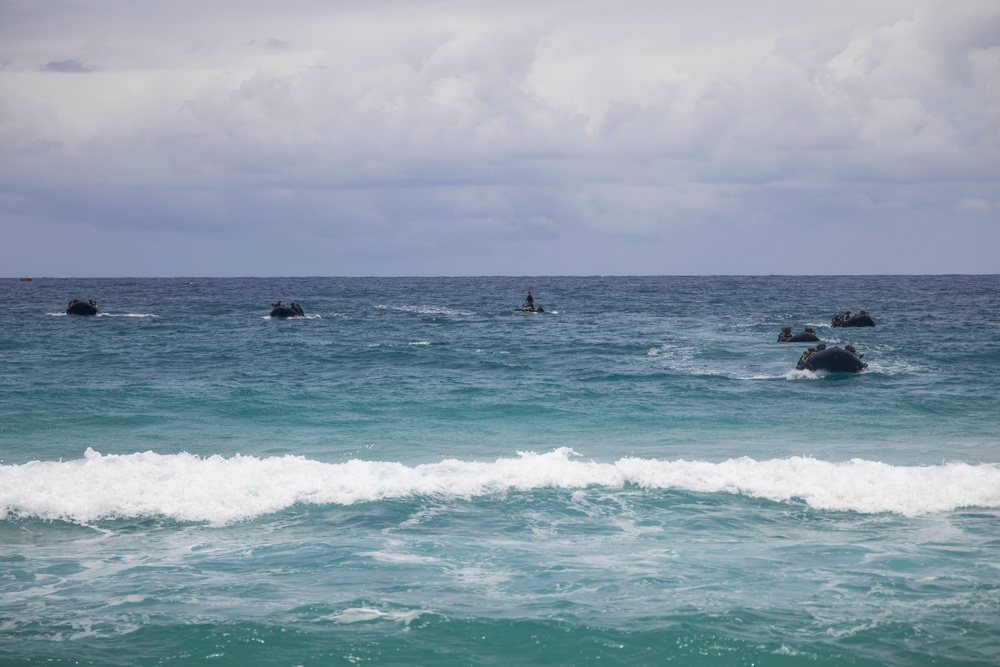 U.S. Soldiers Conduct Beach Insertion Training at MCBH