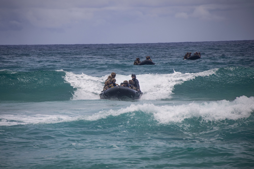 U.S. Soldiers Conduct Beach Insertion Training at MCBH