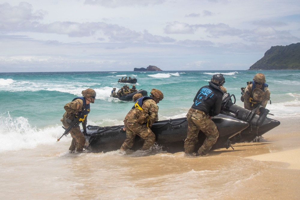 U.S. Soldiers Conduct Beach Insertion Training at MCBH