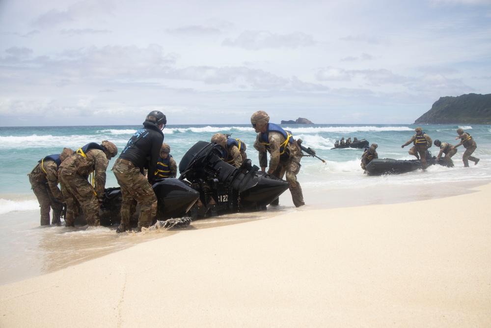 U.S. Soldiers Conduct Beach Insertion Training at MCBH