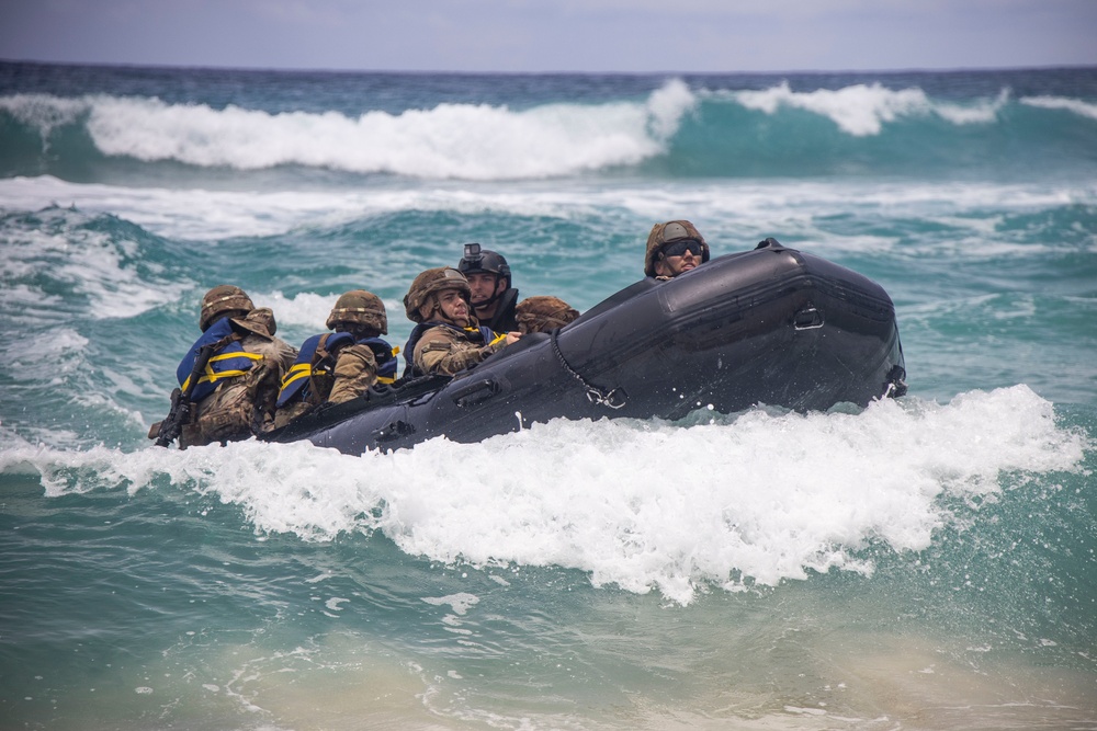 U.S. Soldiers Conduct Beach Insertion Training at MCBH