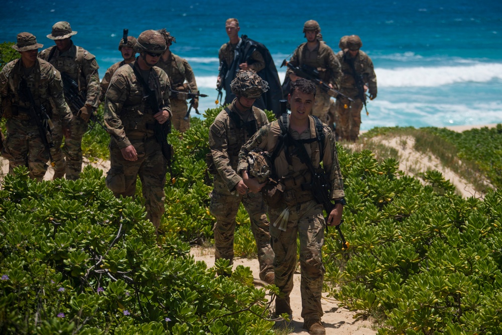 U.S. Soldiers Conduct Beach Insertion Training at MCBH