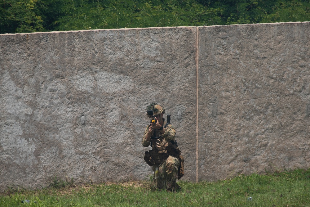 U.S. Soldiers Conduct Beach Insertion Training at MCBH