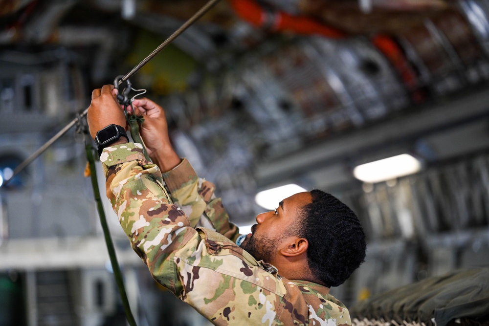 USAF, RAAF perform bilateral, tactical airlift operations