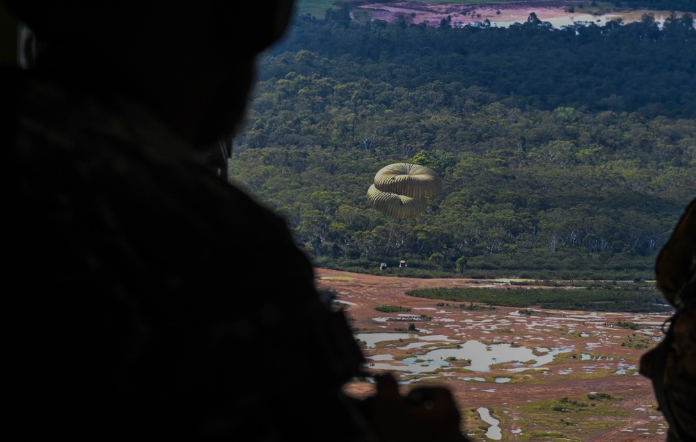 USAF, RAAF perform bilateral, tactical airlift operations