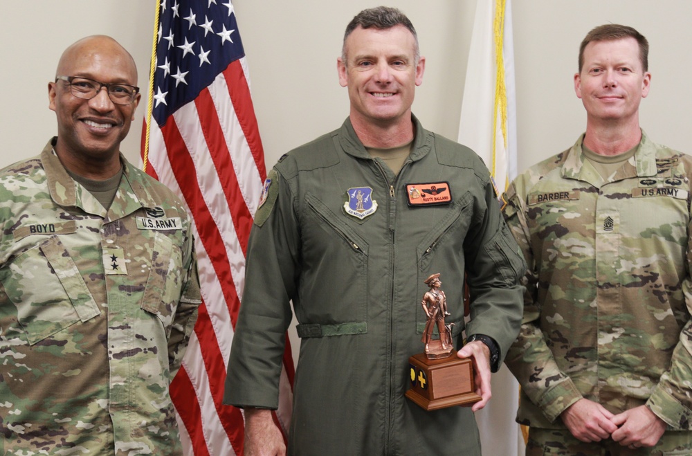 Illinois Army National Guard Commander Presents Minuteman to 182nd Airlift Wing