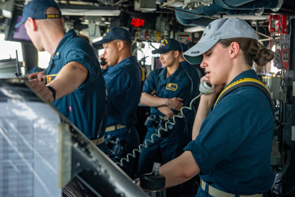 USS Paul Hamilton Transits Strait of Hormuz