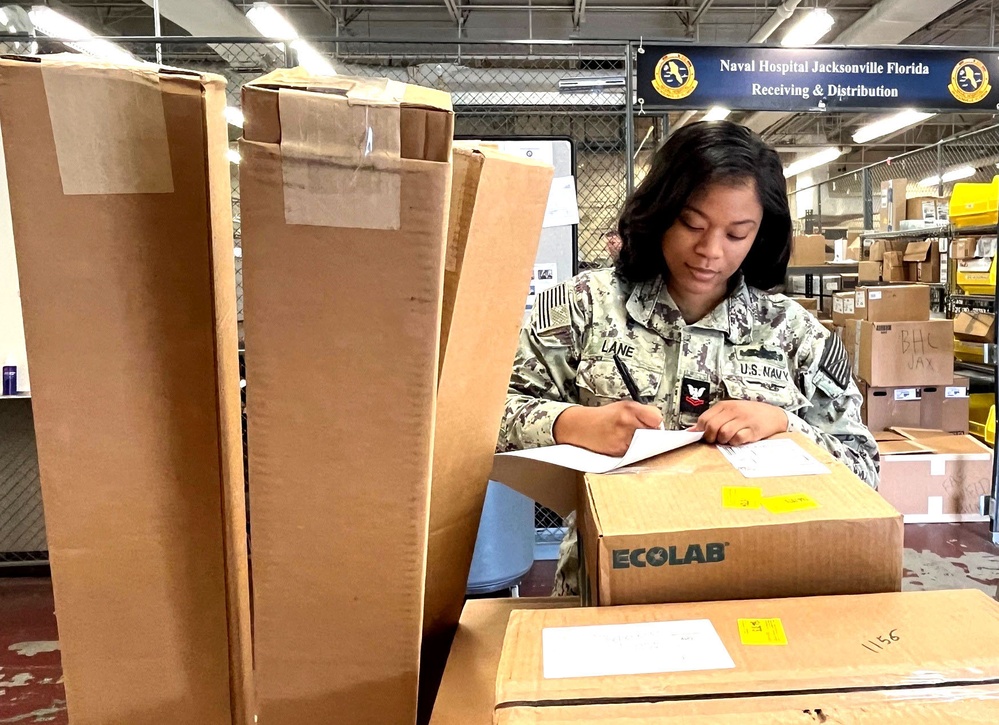 DVIDS Images Supply Clerk Verifies Shipping Labels Prior To Release   1000w Q95 