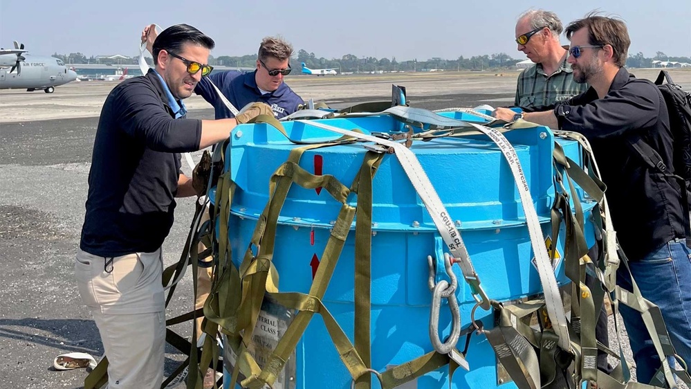 DTRA/DOE team palletizing the Cobalt-60 sources for transport