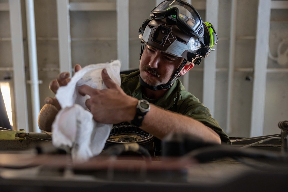 26th MEU Marines Conduct Maintnance aboard USS Bataan