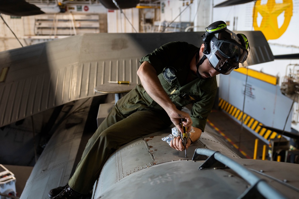 26th MEU Marines Conduct Maintnance aboard USS Bataan