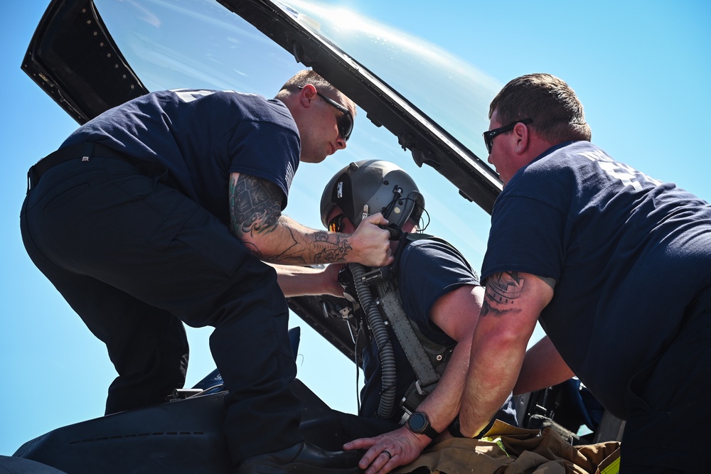 169th CES firefighters conduct F-16 Fighting Falcon shut down procedure training