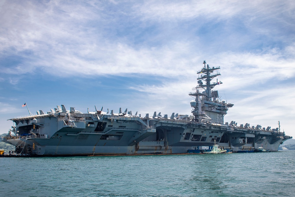 CO, Sasebo Mayor Tour USS Nimitz