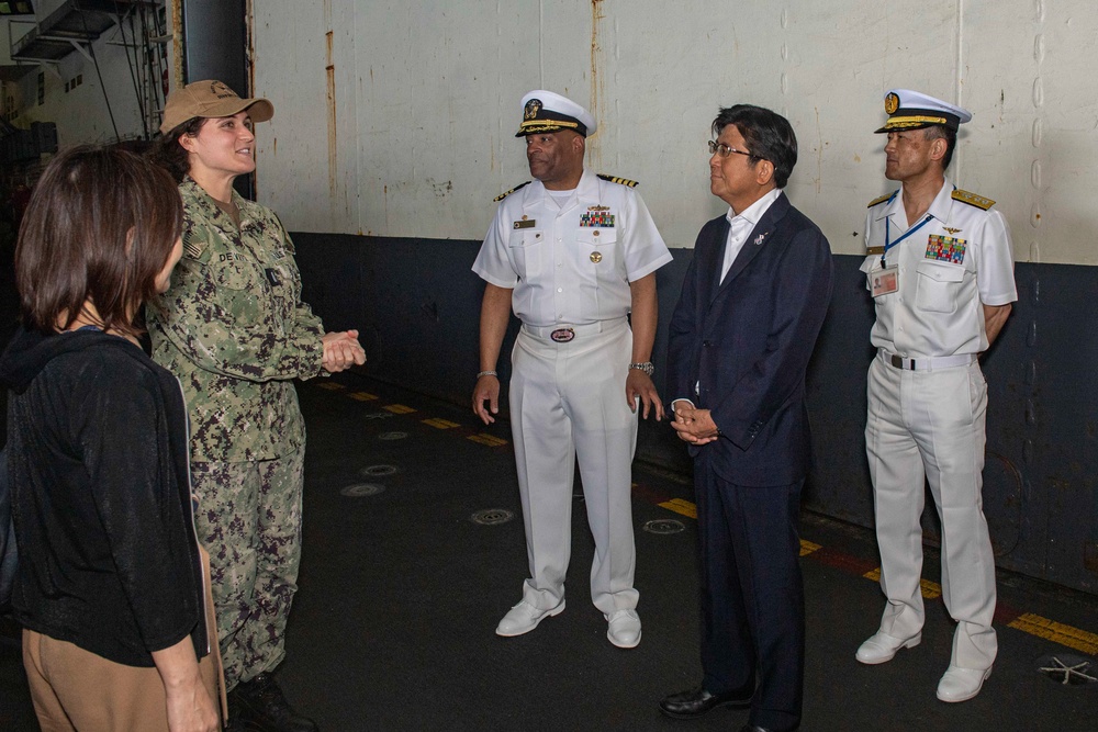 CO, Sasebo Mayor Tour USS Nimitz