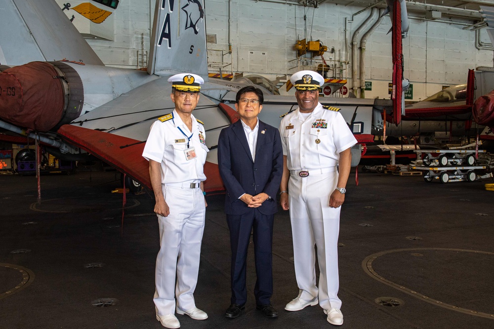 CO, Sasebo Mayor Tour USS Nimitz