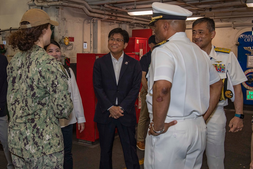 CO, Sasebo Mayor Tour USS Nimitz