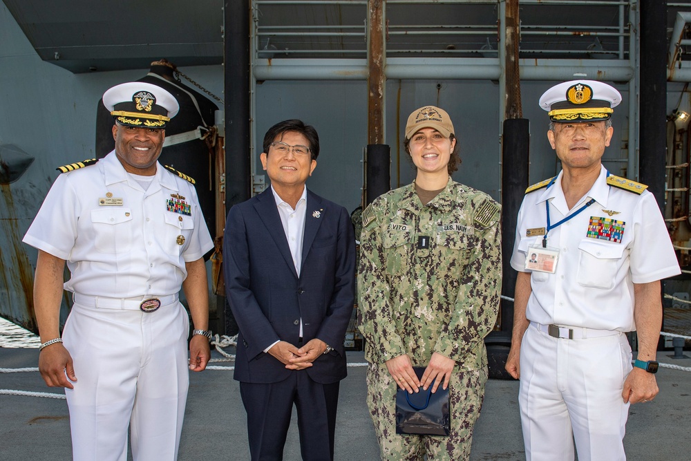 CO, Sasebo Mayor Tour USS Nimitz