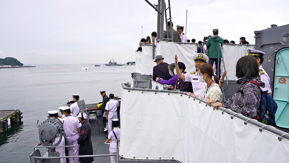 JS Kashima Hosts U.S. Sailors and Family Transiting to Tokyo