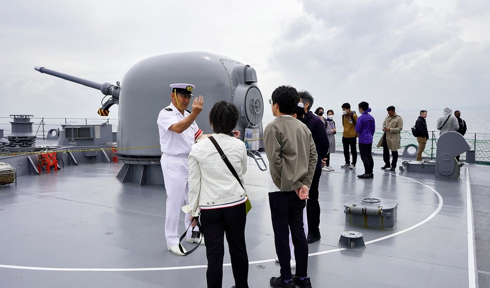 JS Kashima Hosts U.S. Sailors and Family Transiting to Tokyo