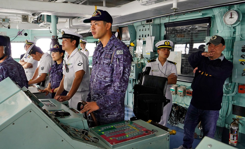 JS Kashima Hosts U.S. Sailors and Family Transiting to Tokyo