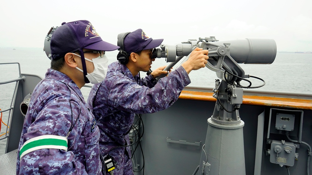 JS Kashima Hosts U.S. Sailors and Family Transiting to Tokyo