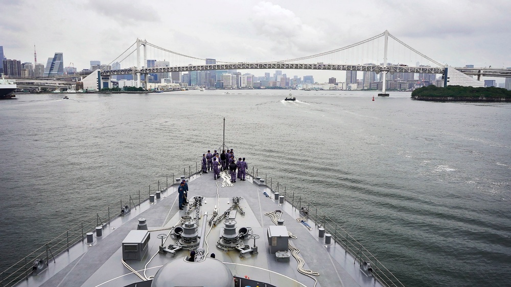 JS Kashima Hosts U.S. Sailors and Family Transiting to Tokyo