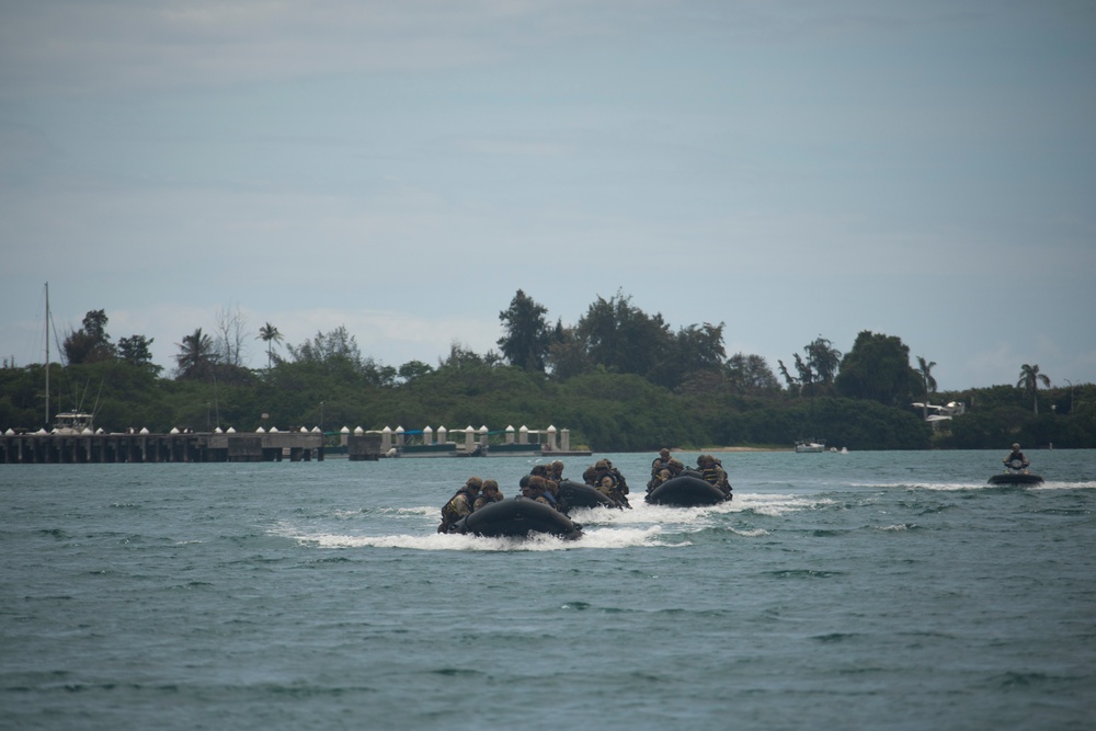 U.S. Soldiers Conduct Beach Insertion Training at MCBH