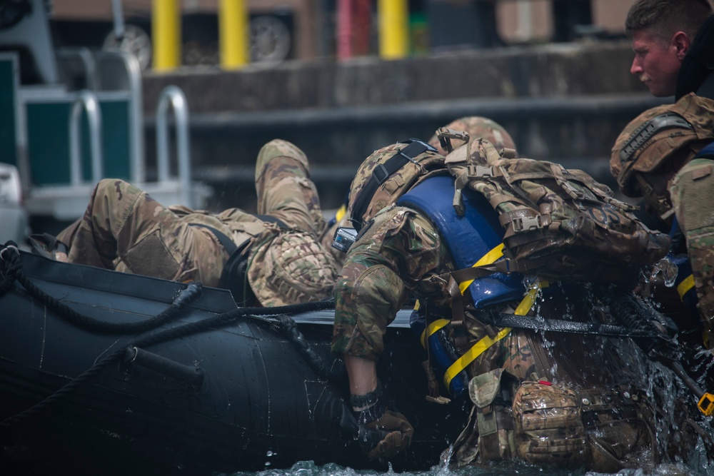 U.S. Soldiers Conduct Beach Insertion Training at MCBH