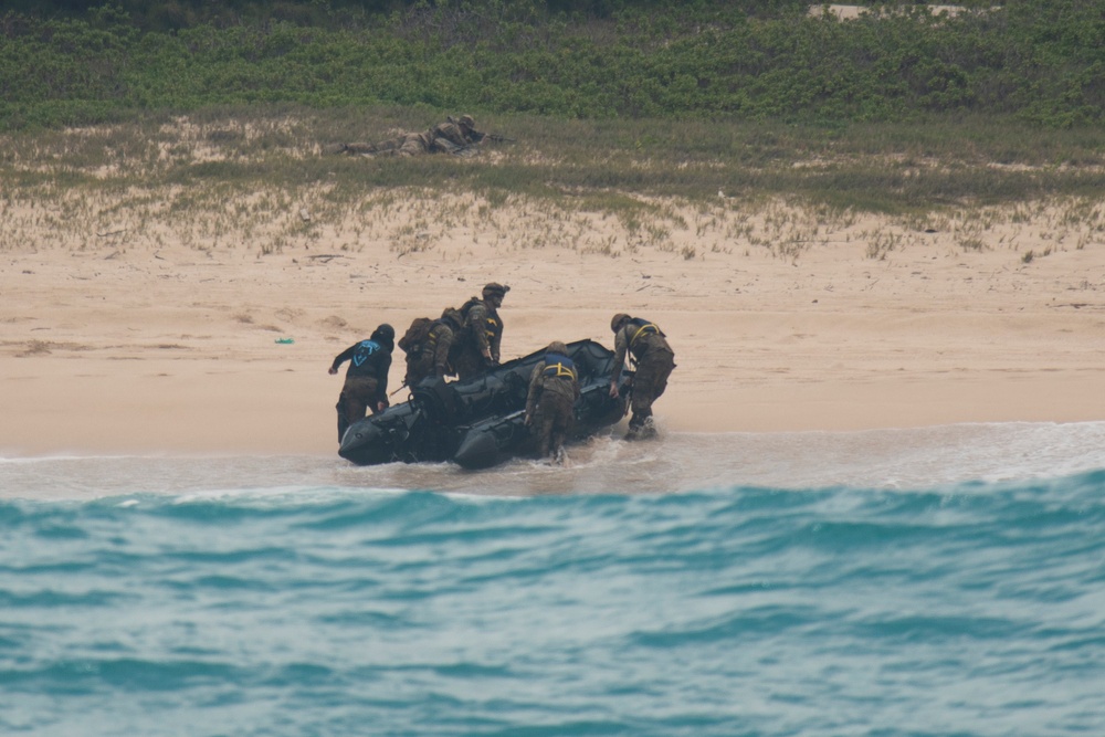 U.S. Soldiers Conduct Beach Insertion Training at MCBH