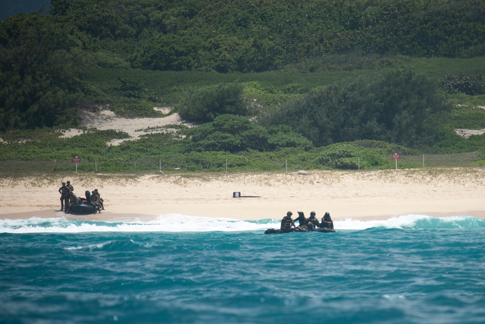 U.S. Soldiers Conduct Beach Insertion Training at MCBH