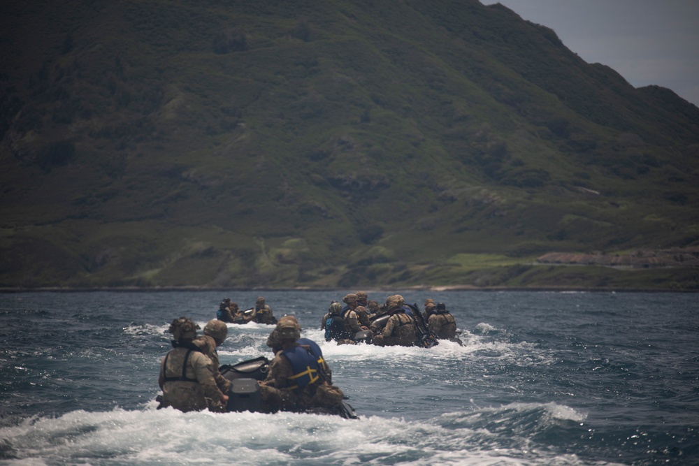 U.S. Soldiers Conduct Beach Insertion Training at MCBH