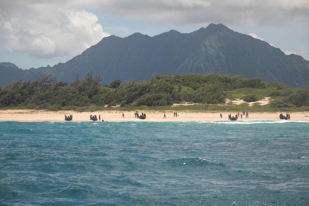 U.S. Soldiers Conduct Beach Insertion Training at MCBH