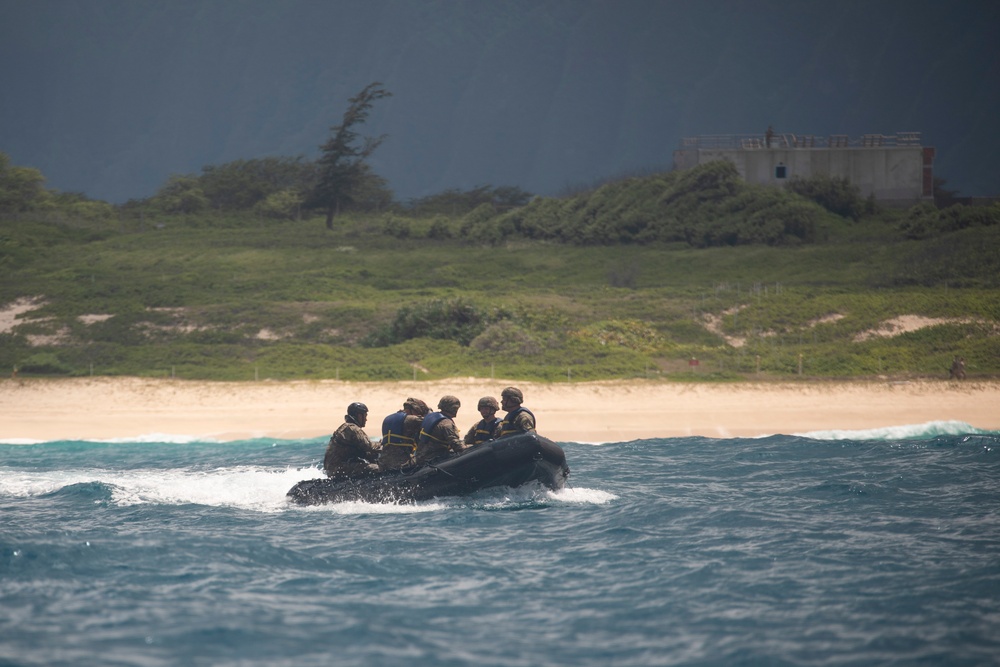 U.S. Soldiers Conduct Beach Insertion Training at MCBH