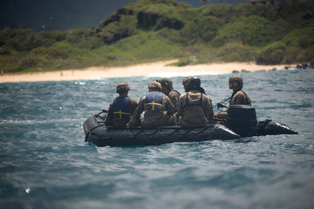 U.S. Soldiers Conduct Beach Insertion Training at MCBH