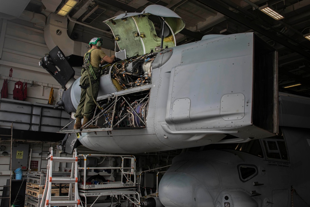 USS Mesa Verde Conducts Hangar Bay Maintenance