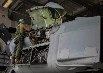 USS Mesa Verde Conducts Hangar Bay Maintenance