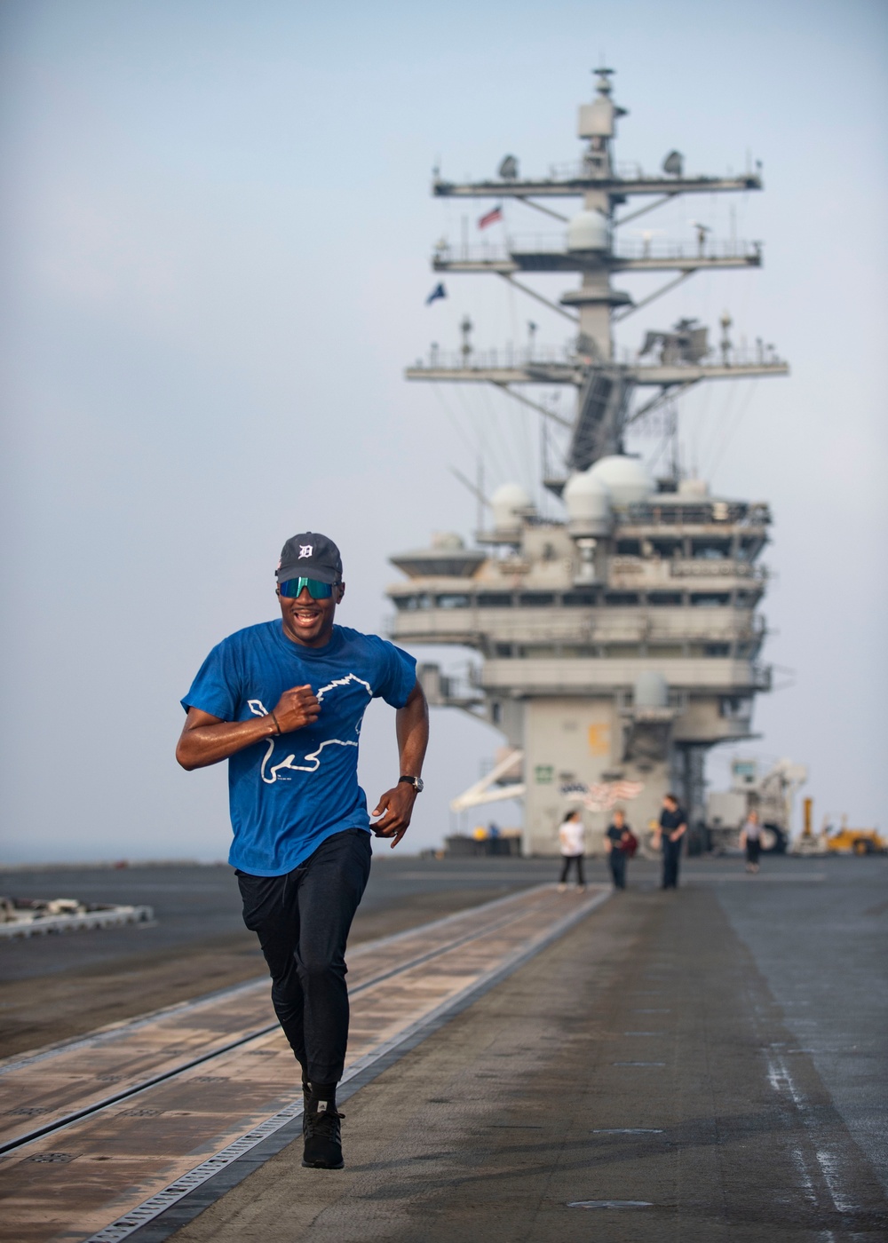 USS Ronald Reagan (CVN 76) Sailor commence flight deck PT