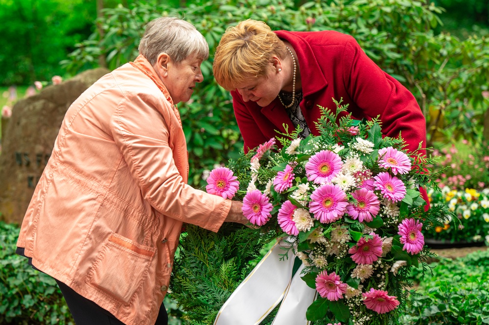 Kindergraves Memorial: honor and reflect