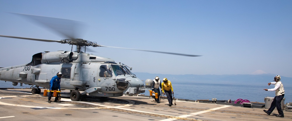 USS Robert Smalls (CG 62) Conducts HIFR with HSM-77 SaberHawks