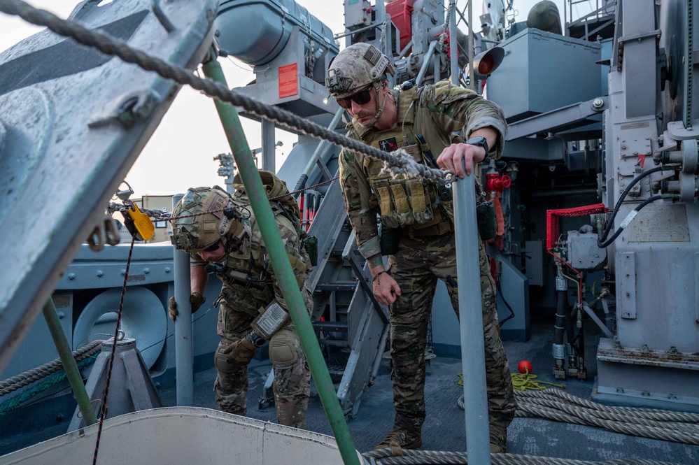 CTF 56 Conducts Damage Assessment and Ship Recovery Training