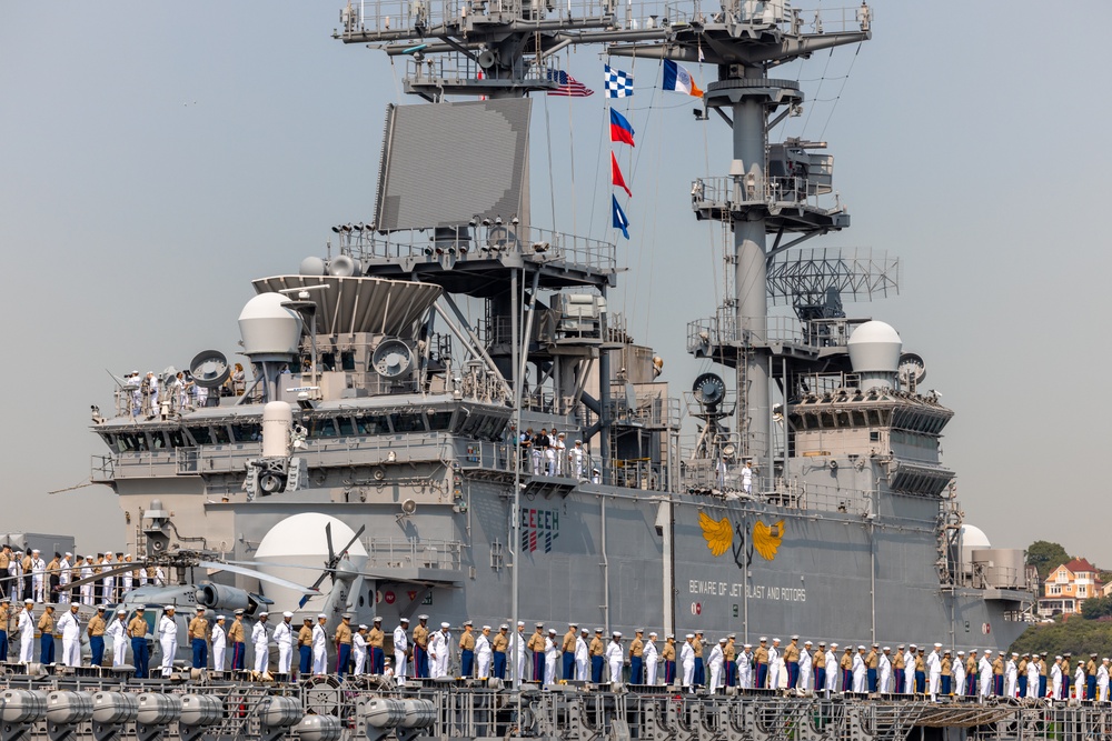 DVIDS Images USS Wasp (LHD 1) Arrives in NYC for Fleet Week 2023