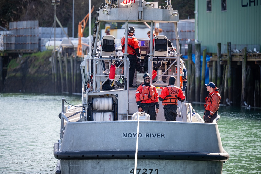 Coast Guard Station Noyo River conduct towing evolutions