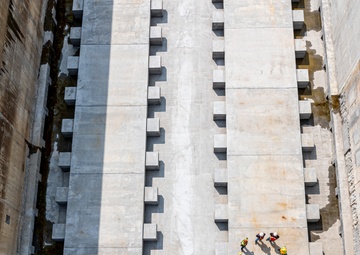 Work on new lock chamber at Charleroi near completion