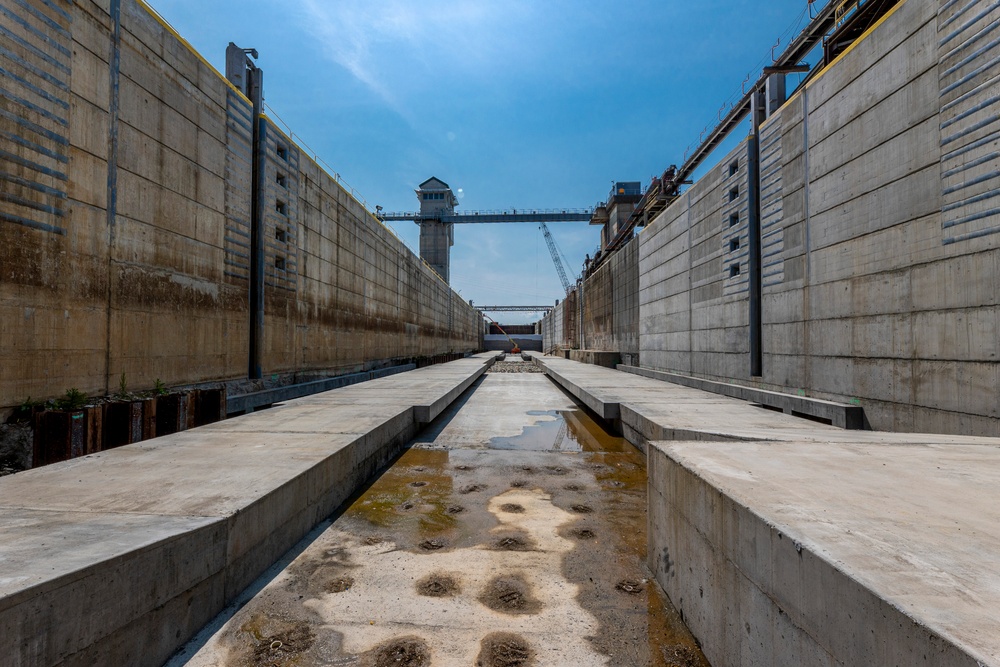 Work on new lock chamber at Charleroi near completion