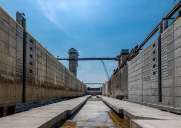 Work on new lock chamber at Charleroi near completion