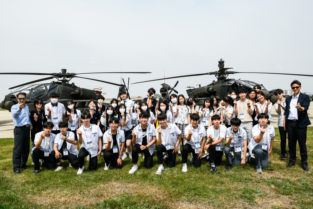 Pyeongtaek High School Students Learn About Soldier Life in Korea